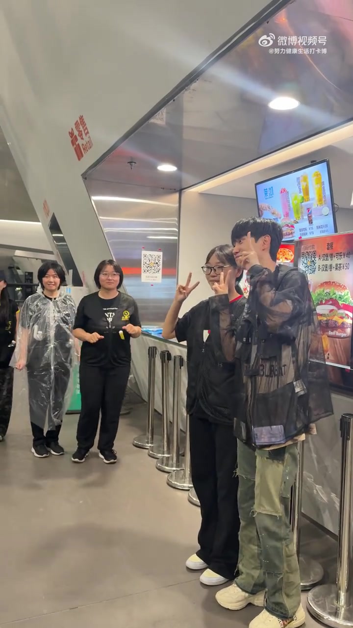 这是最大的锚点！ Tang Xiaoyou分享了：嘲笑死亡 王Xinling的音乐会结束并成为了Doinb粉丝会议